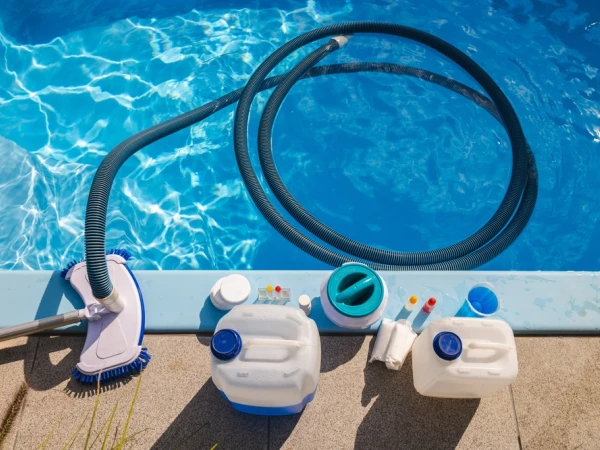 Chlore, brome ou sel : quel traitement pour sa piscine ?