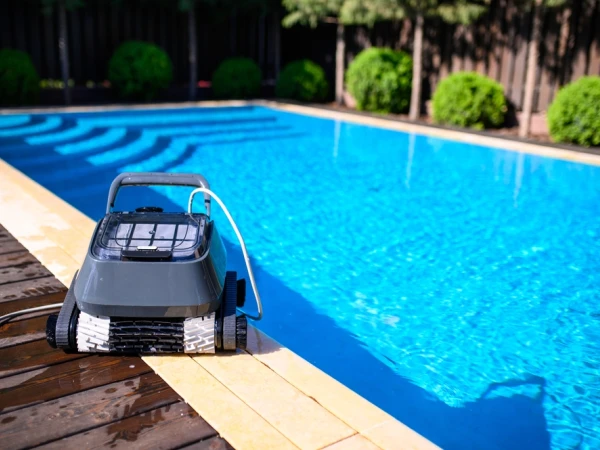 Prolonger la saison de baignade : le guide pratique pour chauffer et entretenir son bassin